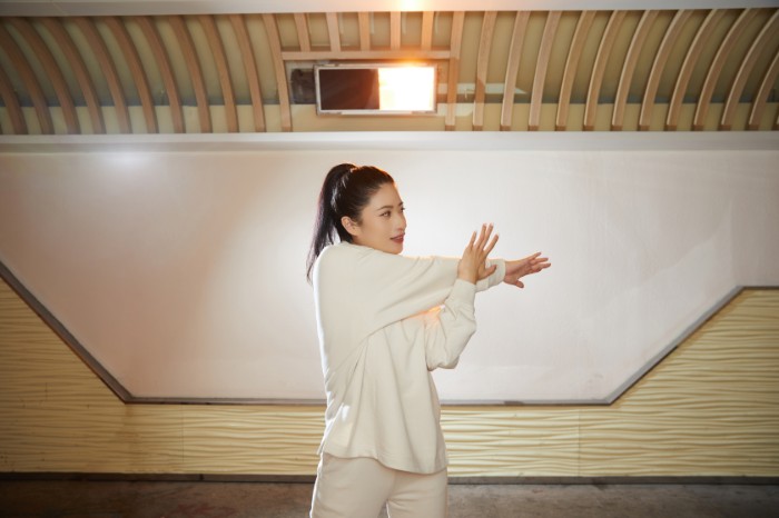 摄图网_501811583_女性夜跑前拉伸(非企业商用).jpg 摄图网_501811583_女性夜跑前拉伸(非企业商用).jpg